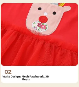 Détail d'une robe rouge pour fille avec épissure de tulle et broderie de renne