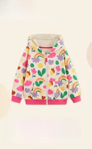 Détail de la veste à capuche crème pour fille avec motifs arc-en-ciel et bords roses
