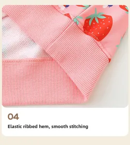 Dettaglio macro della felpa rosa con fragole, orlo elasticizzato a coste e cuciture piatte