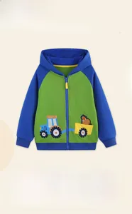 Détails d'un sweat à capuche bicolore pour enfant avec une broderie de tracteur