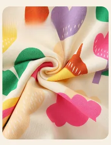 Détails macro d'un tissu en maille de haute qualité aux imprimés de dessins animés colorés
