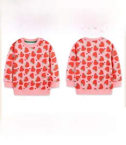 Vista frontale e posteriore della felpa rosa da bambina con stampe di fragole rosse
