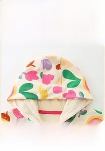 Détail de la capuche du sweat à capuche pour filles avec motifs fraises et arc-en-ciel