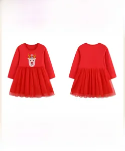 Détails de robe de Noël rouge avec broderie de renne et jupe en tulle multicouche