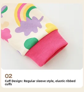 Détail des poignets côtelés fuchsia et imprimé nuages colorés sur sweat en coton fille