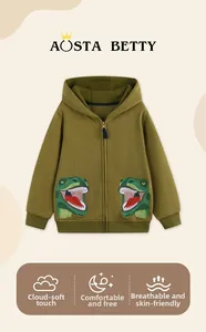 Détail d'un sweat à capuche pour enfant vert olive avec poches brodées de dinosaures