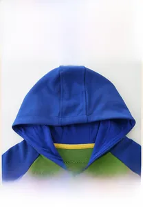 Détail de la capuche avec un tissu en maille patchwork bleu et vert pour enfants