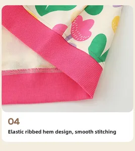 Détail du tissu à fleurs avec ourlet côtelé élastique rose et coutures plates nettes