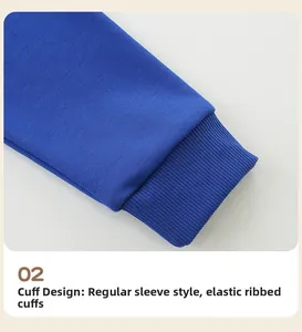 Gros plan détaillé des poignets élastiques bleus sur le sweat à capuche enfant à manches