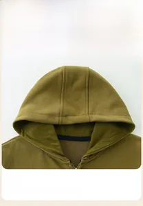 Détail du sweat à capuche en coton jaune moutarde montrant le design et la texture