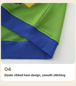 Détail du sweat à capuche vert avec un ourlet côtelé bleu souple et couture nette