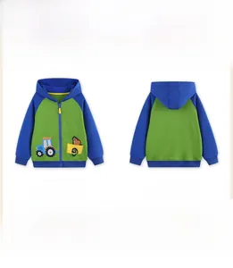 Vue détaillée avant et arrière du sweat à capuche vert pour enfant avec broderie tracteur