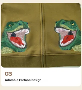 Détail macro de broderie dinosaure T-Rex sur un sweat à capuche en coton vert zippé