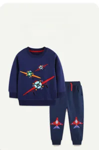 Détail de l'ensemble sweat en coton bleu marine avec broderies d'avions colorées