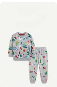 Détails d'un ensemble sweat enfant en coton gris avec imprimés de Noël colorés