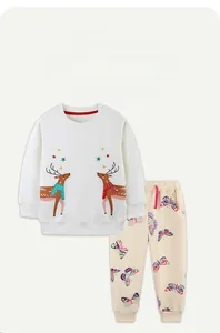 Détail d'un ensemble en coton pour enfants avec broderie de renne et motif de papillon