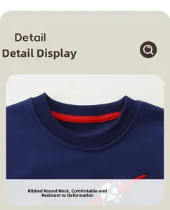 Détail du col rond côtelé avec bordure de renfort contrastée rouge sur sweat-shirt bleu