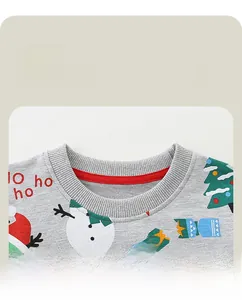 Détail du col rond côtelé sur un sweat de Noël gris pour enfants avec motif festif