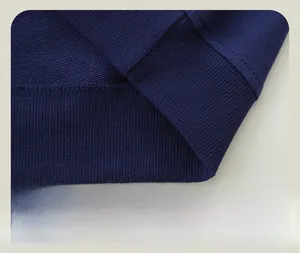Vue détaillée de l'ourlet côtelé et des coutures soignées sur ce sweat-shirt bleu marine