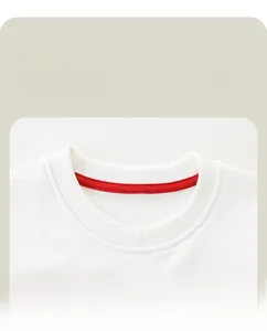 Détail du col rond côtelé sur le sweat-shirt pour fille avec bande de maintien rouge