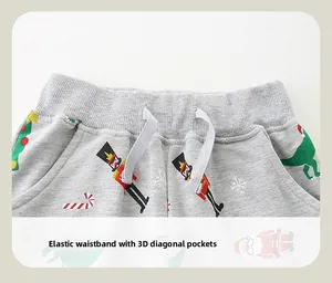 Détail du pantalon gris enfant avec taille élastique et imprimés festifs de Noël