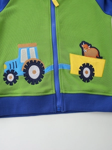 Veste à capuche enfant vert et bleu avec broderie tracteur et fermeture éclair pratique