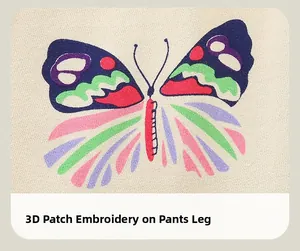 Détail de la broderie papillon 3D colorée sur le tissu en coton blanc cassé