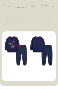 Vues avant et arrière d'un ensemble de jogging bleu marine pour enfant avec broderie avion