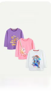 Détail de trois t-shirts à manches longues en coton pour filles avec imprimés de dessins animés
