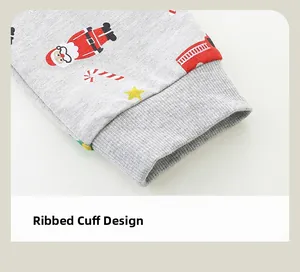 Détail du bas de jogging gris pour enfant avec motifs de Noël et poignets côtelés