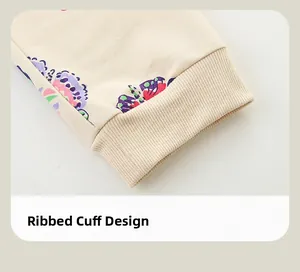 Détail d'un jogging à fleurs pour enfant avec poignets côtelés et tissu en maille douce