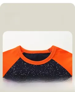 Vue détaillée du t-shirt en coton avec manches raglan orange et col rond confortable
