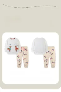 Détail de l'ensemble sweat fille avec broderie de renne et pantalon à motifs papillons