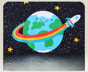 Détail de l'imprimé espace avec terre et fusée sur un t-shirt en coton noir pour enfant