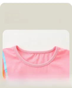 Détail du col d'un t-shirt rose pour filles à manches longues avec bordure rayée