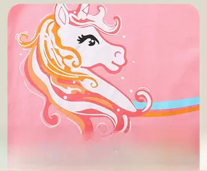Gros plan sur l'imprimé licorne blanche sur tissu en coton rose doux pour t-shirt fille