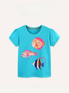 Dettaglio della t-shirt blu in cotone per bambine con stampa di pesci tropicali colorati