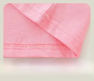 Détail de la couture à double aiguille de haute qualité sur l'ourlet du t-shirt rose en coton