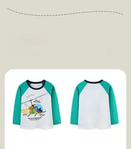 Détail d'un t-shirt à manches longues pour enfant avec motif hélicoptère et manches raglan