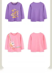 Détail de t-shirts en coton à manches longues violet et rose avec motifs cartoon