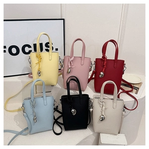 Détail de mini sacs bandoulière en six couleurs avec texture grainée et charm cœur