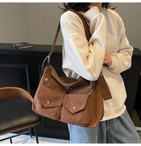 Détail du sac cabas en velours côtelé marron foncé avec deux poches et bandoulière réglable