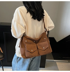Vue arrière du sac cabas en velours marron montrant sa grande taille et sa texture