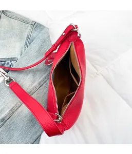 Dettaglio interno borsa in pelle martellata rossa con cerniera e fodera marrone