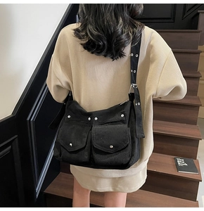 Détails du sac à bandoulière utilitaire noir avec rivets argentés et œillets