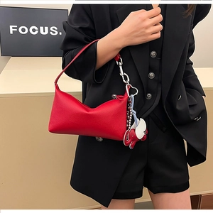 Borsa a spalla rossa con trama litchi, catena argento e ciondolo a forma di elefante