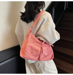 Détail du sac cabas en velours côtelé rose avec deux poches et boucle argentée
