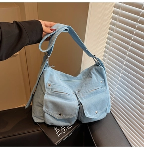 Détails du sac à bandoulière en velours côtelé bleu clair avec poches à rabat et sangles
