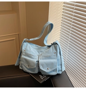 Gros plan du sac cabas en velours côtelé bleu clair avec deux poches zippées à l'avant