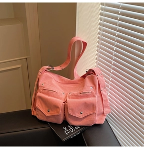 Détail du sac fourre-tout en velours côtelé rose avec poches cargo et boucles